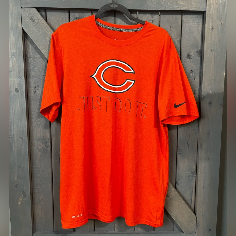 NWOT, men’s Dri-Fit Chicago Bears tshirt.